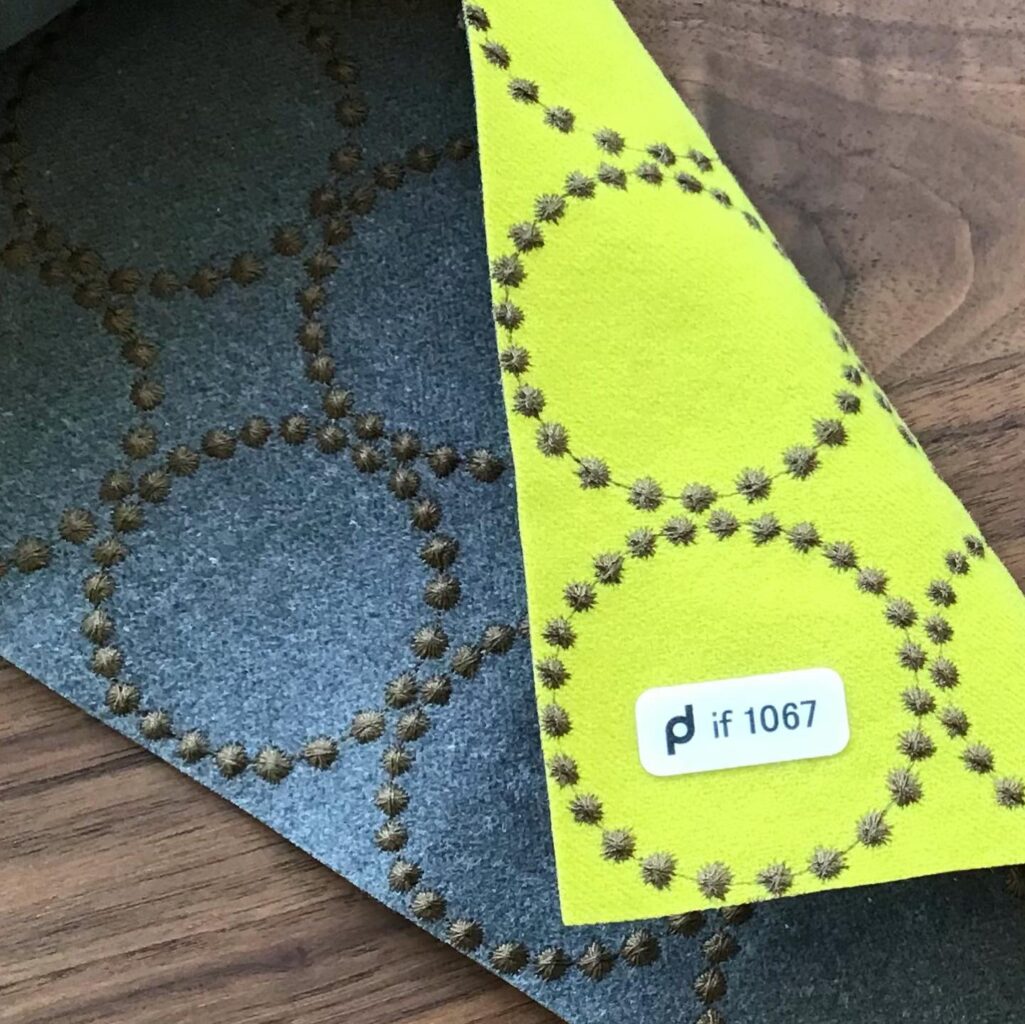 くつろげるソファをお探しにARTWOODにお越し頂いたY様。選ばれたのは、特注生産生地でお作り出来る木の椅子専 納品事例 写真 5