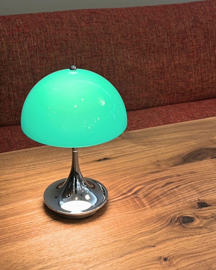 louis poulsen・ポータブルランプ・ここに光が欲しいを納品させていただきましたの商品紹介写真 5